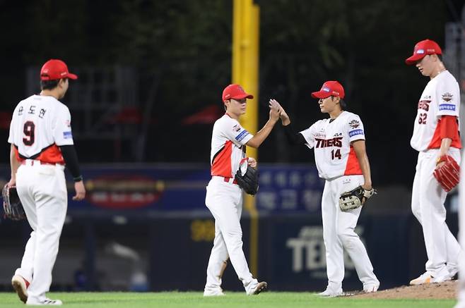 ▲ 지난 10일 광주-KIA챔피언스필드에서 열린 삼성라이온즈와의 경기에서 승리한 뒤 세리머니하는 선수단 [KIA타이거즈]&nbsp;