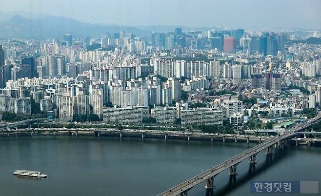 서울 여의도 63빌딩에서 바라본 마포구 아파트 단지들. 사진=최혁 기자