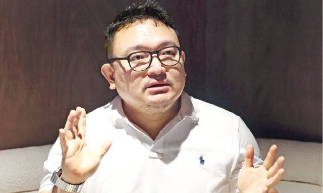 이해영 감독이 서울 성북동의 한 카페에서 한국경제신문과 인터뷰하고 있다.   문경덕 기자