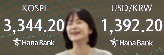 < 새 역사 쓴 코스피 > 코스피지수가 종가 기준 사상 최고치를 기록한 11일 서울 을지로 하나은행 본점 딜링룸 전광판에 종가가 표시돼 있다. 이날 코스피지수는 0.90% 상승한 3344.20, 코스닥지수는 0.21% 오른 834.76으로 마감했다. /문경덕 기자