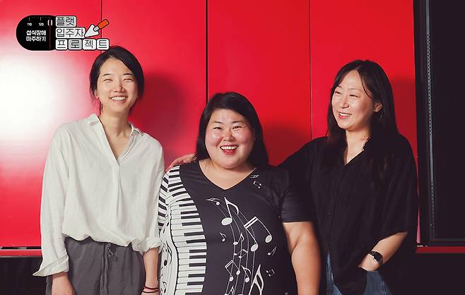 연극 <마른 여자들>의 배우 이세영, 황미영, 박주영 연출가(왼쪽부터)가 지난달 28일 서울 종로구 두산아트센터에서 인터뷰에 앞서 포즈를 취하고 있다. 정지윤 선임기자