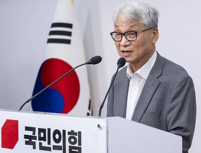 국민의힘 중앙윤리위원회 위원장이 11일 서울 여의도 중앙당사에서 21대 ‘대선후보 교체 시도’를 주도한 권영세·이양수 의원을 징계 하지 않기로 한 윤리위 결정을 발표하고 있다. 연합뉴스