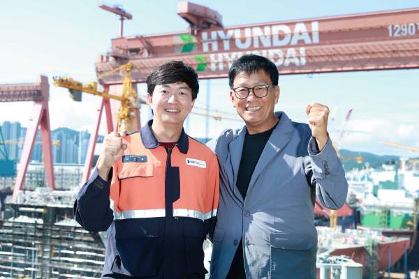 조선업계 최초로 부자(父子) ‘명장’ 반열에 오른 HD현대중공업 고민철(43·왼쪽) 기사와 그의 아버지 고윤철(67) 씨. HD현대 제공