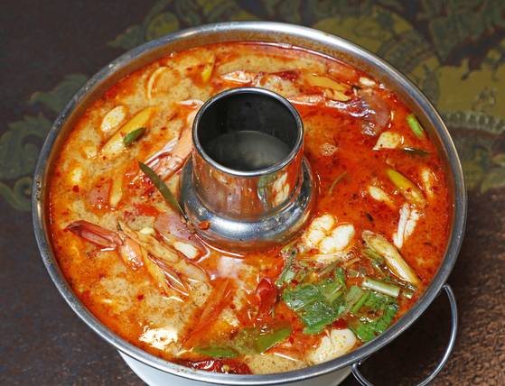 Tom yum goong served at Zaab E Lee [PARK SANG-MOON]