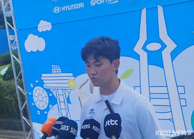 김제덕이 11일 오후 오후 광주 국제양궁장에서 열린 2025 광주 세계양궁선수권대회 리커브 남자 개인전 동메달 결정전이 끝난 뒤 취재진과 기자회견을 하고 있다. 송한석 기자
