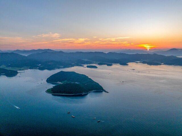 경남 고성군 하일면 송천리 상공에서 내려다본 자란도. 하트 모양을 이룬 자란도 주변으로 만아섬, 육섬, 솔섬, 목섬, 밤섬 등 크고 작은 섬들이 그림처럼 떠 있다.
