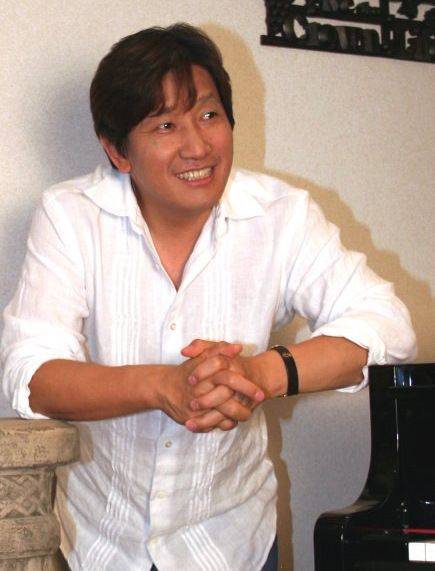 뮤지션 지노박이 1999년 미국 뉴저지 자택에서 피아노 옆에 기대 서 미소 짓는 모습. 지노박 제공