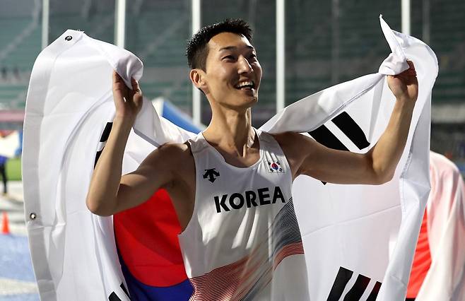 우상혁이 지난 5월 경북 구미시민운동장에서 열린 2025 구미아시아육상선수권대회 남자 높이뛰기 결선에서 우승한 뒤 태극기 세리머니를 하고 있다. 뉴시스
