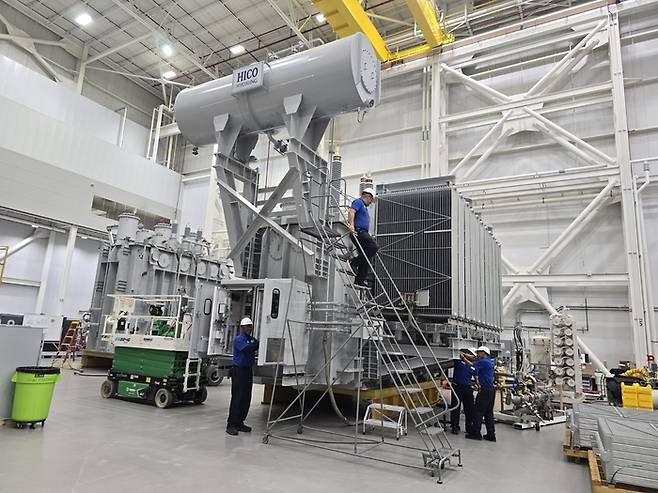효성중공업 멤피스 공장에서 현지 근로자들이 초고압변압기를 검수하고 있다. [효성중공업]
