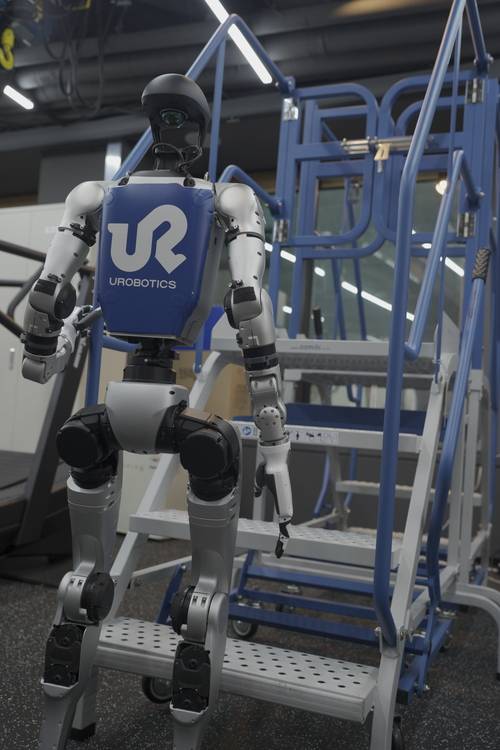 드림워크를 적용한 휴머노이드는 별도의 시각이나 촉각 센서의 도움 없이 계단도 성큼 오를 수 있다. [사진=유로보틱스]