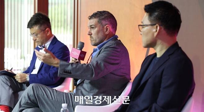 9일 서울 중구 신라호텔·장충아레나에서 열린 제26회 세계지식포럼 ‘소버린 AI를 향한 여정’ 세션에서 마틴 콘 코히어 사장(가운데)이 토론하고 있다. 왼쪽부터 홍대순 광운대 경영대학원 교수, 콘 사장, 박성현 리벨리온 대표. 이충우 기자