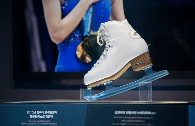 켄싱턴 호텔 평창 1층 메인 전시장에 배치된 ‘피겨 퀸’ 김연아 선수의 스케이트화. [사진출처 = 이랜드파크]