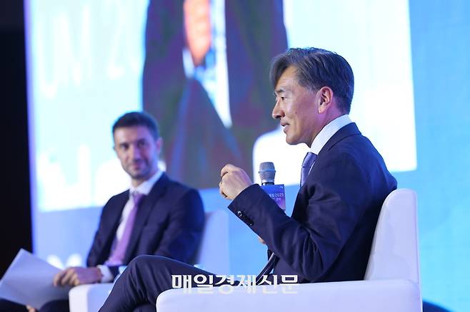 11일 경주 더케이호텔에서 열린 ‘세계지식포럼 2025 with APEC 경북’에서 파비오 도나티 IBS 양자나노과학연구단 부단장과 김정상 듀크대 교수가 세상을 바꿀 양자컴퓨터라는 주제로 대담을 하고 있다. 특별취재팀