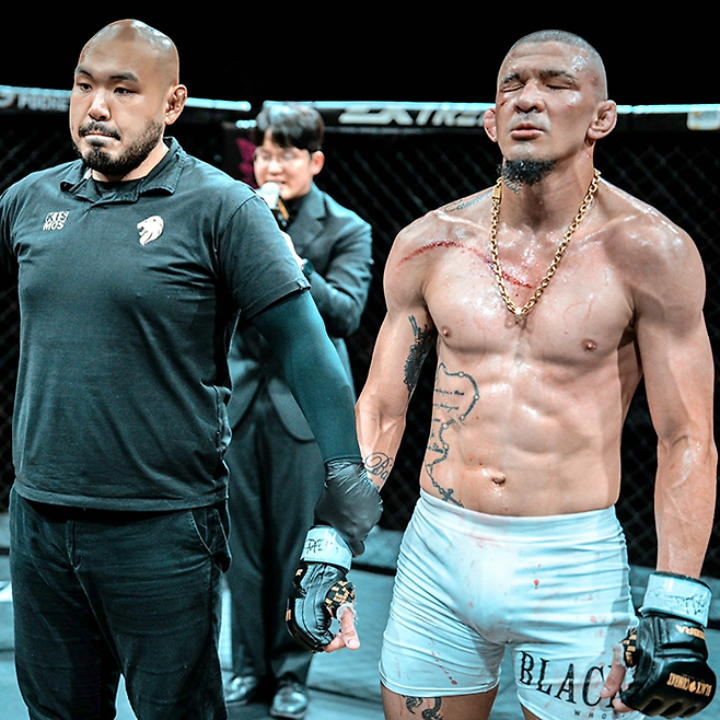 ‘노블레스’ 미우송 카스트루가 2025년 8월 인천광역시 영종국제도시 인스파이어 아레나 블랙컴뱃 15 웰터급 경기 승리 선언을 들으며 감회에 젖어 있다. 사진=이데아 파라곤