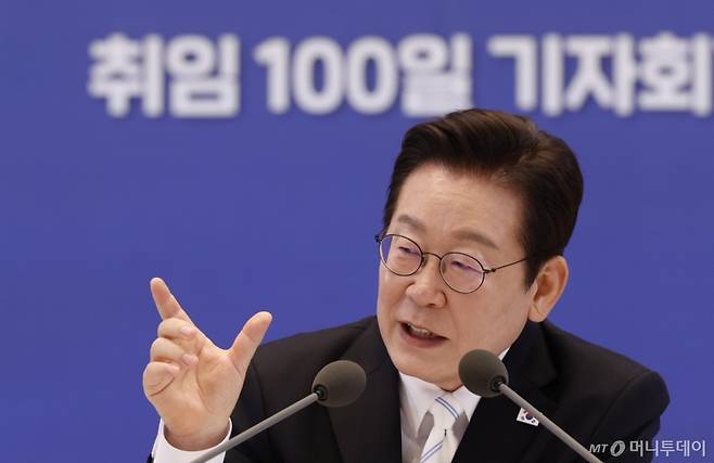 [서울=뉴시스] 최동준 기자 = 이재명 대통령이 11일 청와대 영빈관에서 열린 취임 100일 기자회견 '회복을 위한 100일, 미래를 위한 성장'에서 질문에 답변하고 있다. 2025.09.11