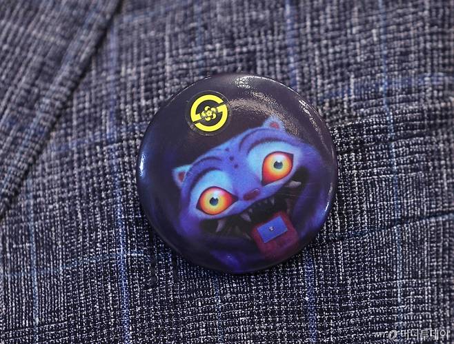 [서울=뉴시스] 고범준 기자 = 11일 청와대 영빈관에서 열린 이재명 대통령 취임 100일 기자회견 '회복을 위한 100일, 미래를 위한 성장'에서 참석한 취재기자 가슴에 '케이팝 데몬 헌터스' 캐릭터 '더피'로 만든 핀버튼이 달려있다. (대통령실통신사진기자단) 2025.09.11. bjko@newsis.com /사진=