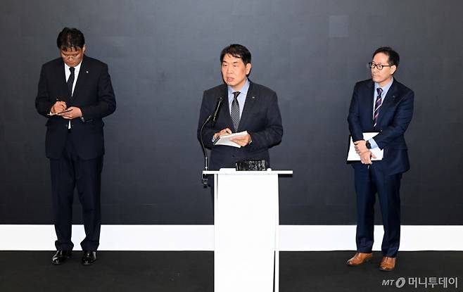 KT 주요 경영진들이  11일 서울 종로구 KT 광화문빌딩 웨스트 사옥에서 열린 소액결제 피해 관련 기자 브리핑에서 질의응답을 하고 있다./사진=뉴스1