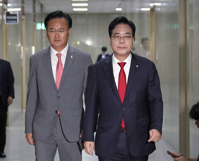 국민의힘이 지난 10일 여야 원내대표가 합의한 3대 특검법(내란·김건희·순직해병) 개정안과 관련해 더불어민주당이 합의 파기 입장을 전했다고 말했다. 사진은 송언석 국민의힘 원내대표(오른쪽)와 유상범 원내운영수석부대표가 지난 10일 서울 여의도 국회에서 김병기 더불어민주당 원내대표와 회동을 위해 운영위원장실로 향한 모습. /사진=뉴시스