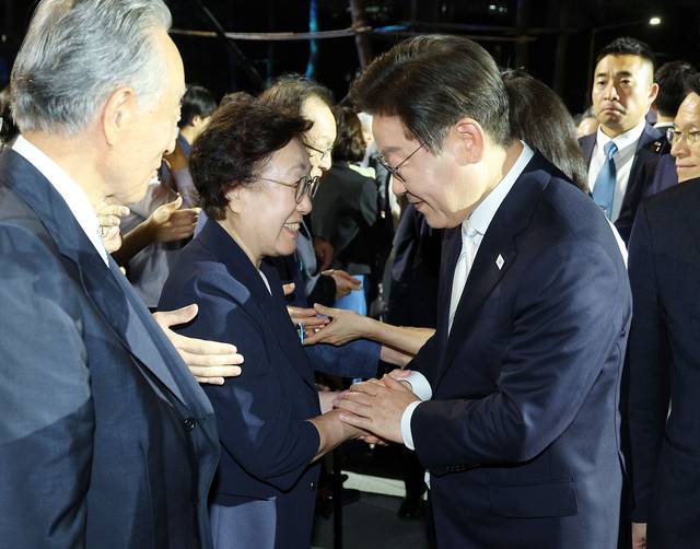 이재명 대통령이 15일 서울 광화문광장에서 열린 제21대 대통령 국민임명식에서 한명숙 전 총리와 인사하고 있다. 연합뉴스