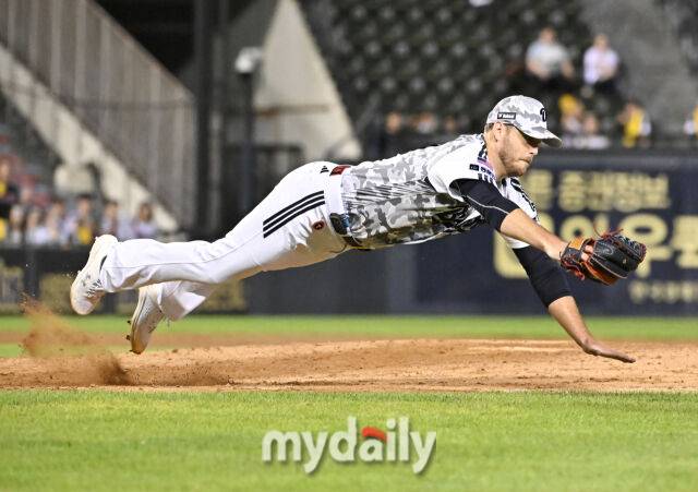 10일 오후 서울 잠실야구장에서 진행된 '2025 프로야구 KBO리그' 두산베어스와 LG트윈스의 경기. 두산 콜어빈이 5회초 무사 2루서 박해민의 번트때 몸을 날리고 있다./잠실=송일섭 기자