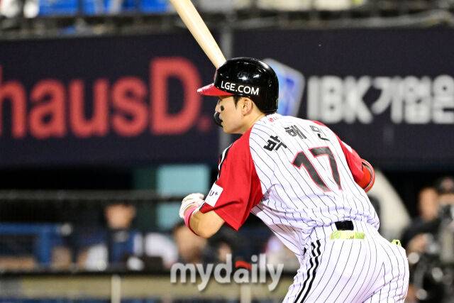 7회말 무사 2루에서 박해민의 큼지한 타구를 날린 뒤 타구를 바라보고 있다.