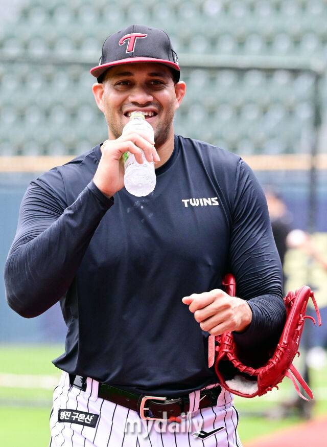 7일 오후 서울 잠실야구장에서 진행된 '2025 신한 SOL뱅크 KBO 리그' SSG-LG의 경기.경기 전 훈련을 마친 LG 투수 치리노스가 물을 마시며 미소를 짓고 있다./마이데일리