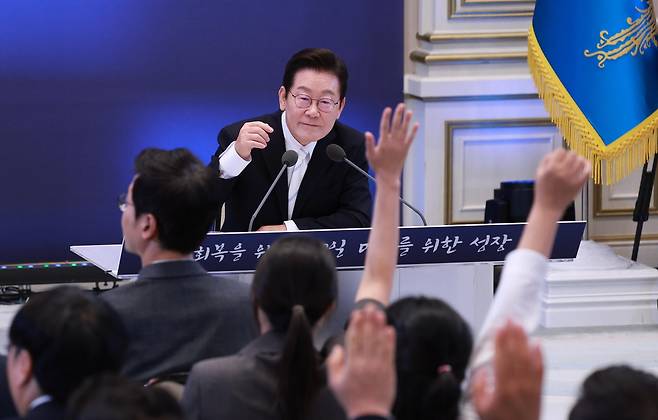 이재명 대통령이 11일 청와대 영빈관에서 열린 취임 100일 기자회견 ‘회복을 위한 100일, 미래를 위한 성장’에서 질문을 받고 있다. [연합]