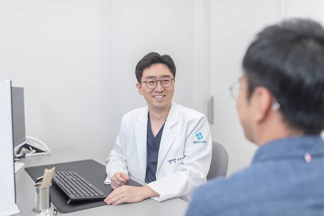 세교하나내과 신현성 원장은 “대장암은 더 이상 노년층만의 질환이 아닌데 특히 가족력이 있거나 생활 습관상 위험 요인이 높은 30대라면 지금부터라도 정기적인 대장내시경 검진을 받아야 한다”고 조언한다.