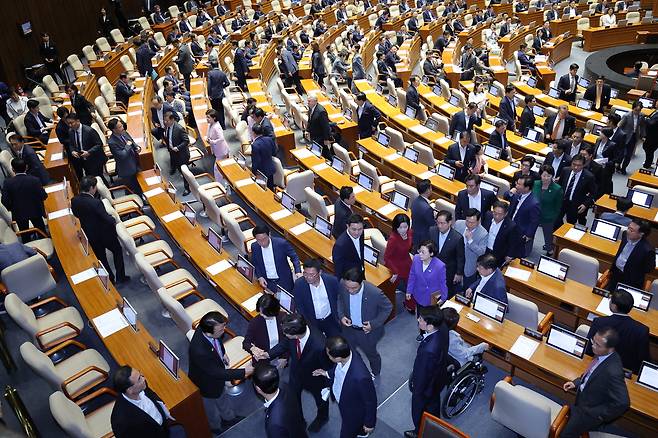 11일 서울 여의도 국회에서 열린 본회의에서 국민의힘 의원들이 불법 정치자금 수수 혐의를 받는 권성동 의원의 체포동의안 표결을 앞두고 퇴장하고 있다. [연합]