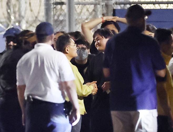 이민 단속으로 체포됐던 현대차-LG엔솔 배터리공장 건설 현장 직원들이 11일(현지시간) 미국 조지아주 포크스턴의 이민세관단속국(ICE) 구금시설에서 나오며 조기중 워싱턴 총영사와 손을 잡고 대화하고 있다. [연합]