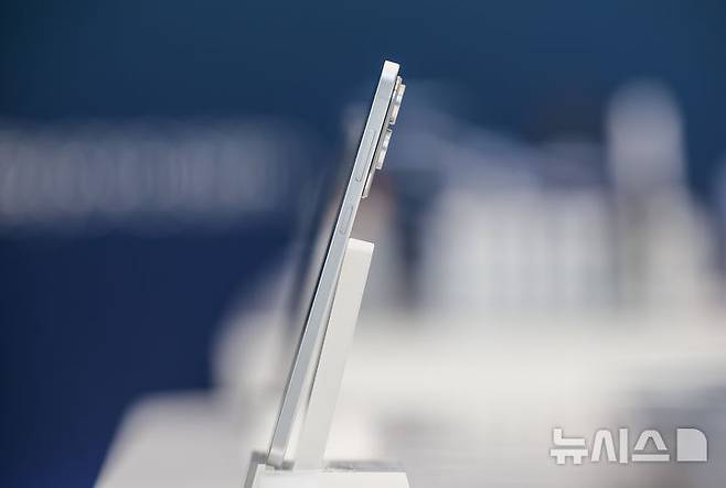 [서울=뉴시스] 정병혁 기자 = 13일 서울 서초구 삼성 강남에서 열린 삼성 갤럭시 S25 엣지 미디어 브리핑에서  삼성 갤럭시 S25 엣지가 공개되어 있다. 2025.05.13. jhope@newsis.com