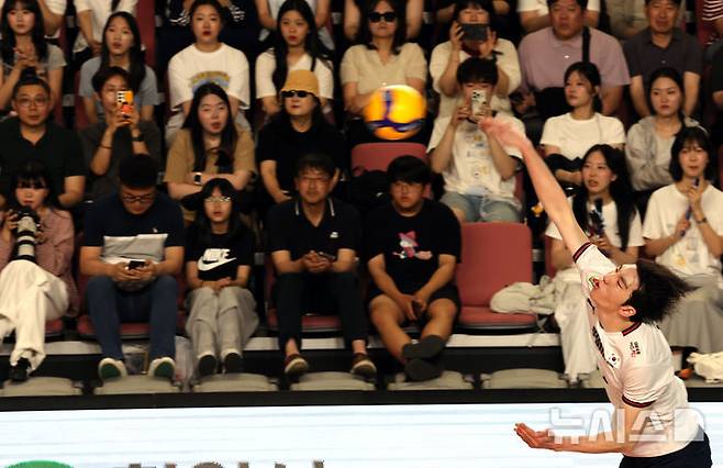 [천안=뉴시스] 강종민 기자 = 6일 충남 천안 유관순체육관에서 열린 2025 대한민국과 네덜란드 남자배구 국가대표 평가전에서 허수봉이 강서브를 넣고 있다. 2025.06.06. ppkjm@newsis.com