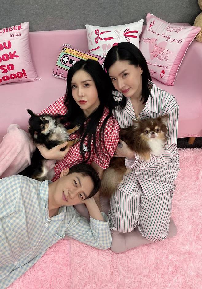 [서울=뉴시스] 방송인 하리수가 지난 10일 공개한 유튜브 예능 프로그램 '파자매 파티'에 출연해 반려견 11마리와 살고 있다고 밝혔다. (사진=샌드박스네트워크 제공) 2025.09.11. photo@newsis.com *재판매 및 DB 금지