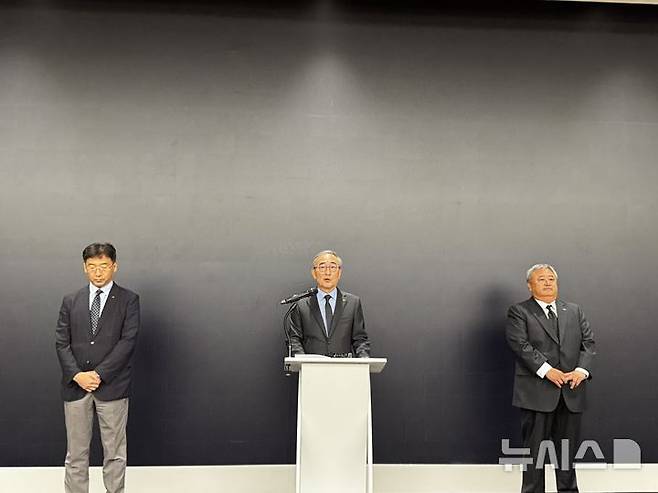 [서울=뉴시스]김영섭 KT 대표(가운데)가 11일 서울 광화문 사옥에서 기자간담회를 열고 최근 발생한 소액결제 피해와 관련한 대고객 사과 및 고객보호 조치를 발표하고 있다. (사진=심지혜 기자)