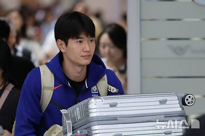 [인천공항=뉴시스] 권창회 기자 = 대한민국 축구대표팀 선수들이 11일 미국과 멕시코 친선전을 마치고 인천국제공항 제2여객터미널을 통해 귀국하고 있다. 2025.09.11. kch0523@newsis.com