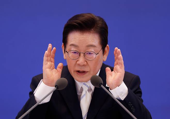 이재명 대통령이 11일 청와대 영빈관에서 열린 취임 100일 기자회견에서 취재진 질문에 답변하고 있다. 연합뉴스