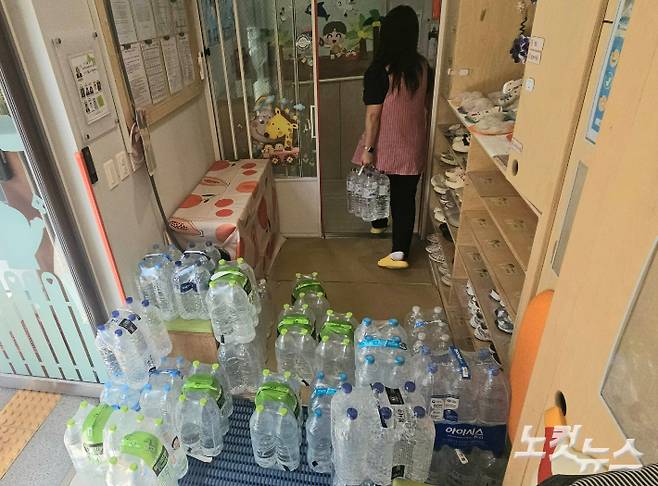 지역 체육센터에서 나눠준 생수가 어린이집 현관에 쌓여있다. 임성민 기자