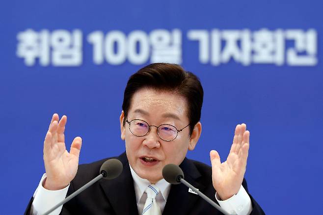 이재명 대통령이 11일 청와대 영빈관에서 열린 취임 100일 기자회견 '회복을 위한 100일, 미래를 위한 성장'에서 발언하고 있다. 연합뉴스