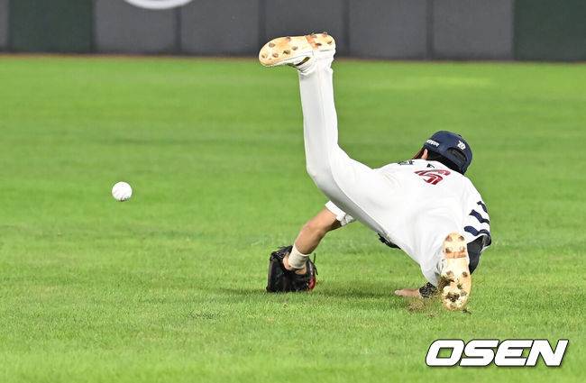 [OSEN=부산, 이석우 기자] 10일 부산 사직야구장에서 2025 신한 SOL 뱅크 KBO 리그 롯데 자이언츠와 한화 이글스의 경기가 열렸다. 홈팀 롯데는 감보아가, 방문팀 한화는 류현진이 선발 출전했다.롯데 자이언츠 한태양이 4회초 2사 1,3루 한화 이글스 김태연의 플라이 타구를 포구 실책하고 있다. 2025.09.10 / foto0307@osen.co.kr