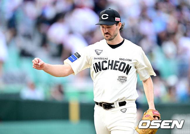 [OSEN=인천, 최규한 기자] 15일 인천 SSG랜더스필드에서 ‘2025 신한 SOL Bank KBO리그’ SSG 랜더스와 롯데 자이언츠의 경기가 열렸다.홈팀 SSG은 드류 앤더슨, 방문팀 롯데는 이민석을 선발로 내세웠다.5회말 롯데 공격을 무실점으로 막아낸 SSG 선발 앤더슨이 더그아웃으로 향하고 있다. 2025.06.15 / dreamer@osen.co.kr