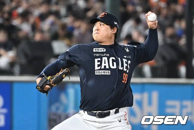 [OSEN=부산, 이석우 기자] 10일 부산 사직야구장에서 2025 신한 SOL 뱅크 KBO 리그 롯데 자이언츠와 한화 이글스의 경기가 열렸다. 홈팀 롯데는 감보아가, 방문팀 한화는 류현진이 선발 출전했다.한화 이글스 선발 투수 류현진이 역투하고 있다. 2025.09.10 / foto0307@osen.co.kr