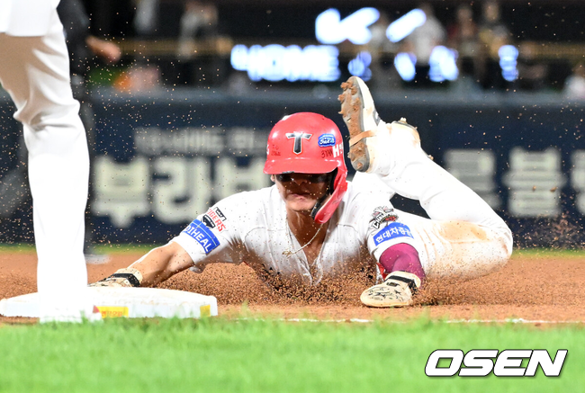 [OSEN=광주, 이대선 기자] 10일 오후 광주-기아 챔피언스필드에서 2025 신한 SOL Bank KBO리그 KIA 타이거즈와 삼성 라이온즈의 경기가 열렸다.KIA는 네일, 삼성은 가라비토를 선발 투수로 내세웠다.6회말 1사 2루에서 KIA 김선빈의 외야플라이 때 태그업을 시도한 2루주자 박찬호가 슬라이딩을 하고 있다. 2025.09.10 /sunday@osen.co.kr