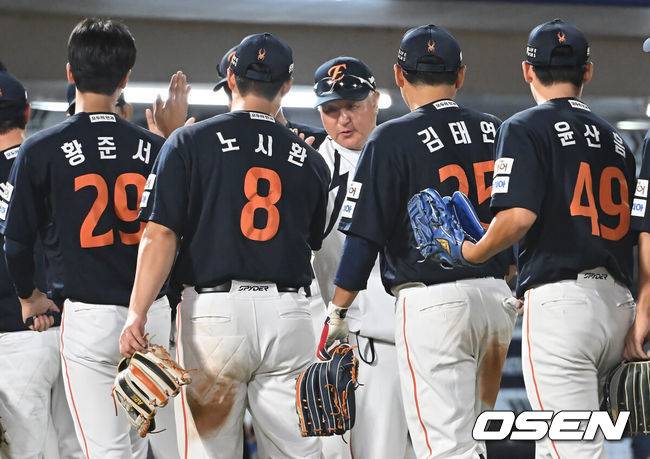 [OSEN=부산, 이석우 기자] 10일 부산 사직야구장에서 2025 신한 SOL 뱅크 KBO 리그 롯데 자이언츠와 한화 이글스의 경기가 열렸다. 홈팀 롯데는 감보아가, 방문팀 한화는 류현진이 선발 출전했다.한화 이글스 김경문 감독이 롯데 자이언츠에 13-0으로 승리한 후 선수들과 기쁨을 나누고 있다. 2025.09.10 / foto0307@osen.co.kr