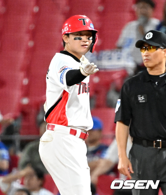 [OSEN=광주, 이대선 기자] 10일 오후 광주-기아 챔피언스필드에서 2025 신한 SOL Bank KBO리그 KIA 타이거즈와 삼성 라이온즈의 경기가 열렸다.KIA는 네일, 삼성은 가라비토를 선발 투수로 내세웠다.8회말 무사 1루에서 KIA 윤도현이 좌전 안타를 치고 환호하고 있다. 2025.09.10 /sunday@osen.co.kr
