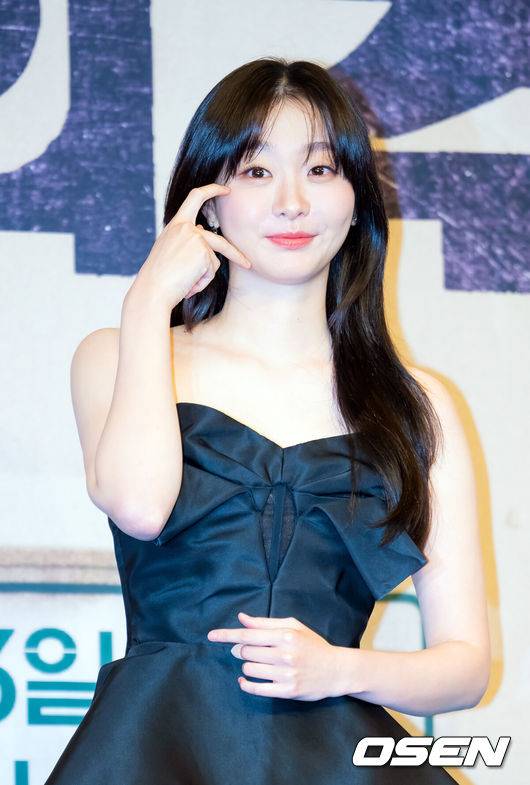[OSEN=민경훈 기자] 11일 오후 서울 구로구 신도림동 더링크서울 호텔에서 JTBC 새 토일드라마 '백번의 추억' 제작발표회가 열렸다.오는 13일 첫 방송되는  '백번의 추억'(극본 양희승·김보람, 연출 김상호)은 100번 버스의 안내양 고영례(김다미 분)와 서종희(신예은 분)의 빛나는 우정, 그리고 두 친구의 운명적 남자 한재필(허남준 분)을 둘러싼 애틋한 첫사랑을 그린 뉴트로 청춘 멜로 드라마다배우 김다미가 포토타임을 갖고 있다. 2025.09.11 /rumi@osen.co.kr