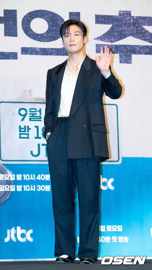 [OSEN=민경훈 기자] 11일 오후 서울 구로구 신도림동 더링크서울 호텔에서 JTBC 새 토일드라마 '백번의 추억' 제작발표회가 열렸다.오는&nbsp;13일&nbsp;첫 방송되는&nbsp; '백번의 추억'(극본 양희승·김보람, 연출 김상호)은 100번 버스의 안내양 고영례(김다미 분)와 서종희(신예은 분)의 빛나는 우정,&nbsp;그리고 두 친구의 운명적 남자 한재필(허남준 분)을 둘러싼 애틋한 첫사랑을 그린 뉴트로 청춘 멜로 드라마다배우 허남준이 포토타임을 갖고 있다. 2025.09.11 /rumi@osen.co.kr