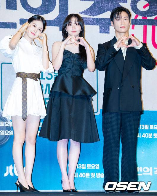 [OSEN=민경훈 기자] 11일 오후 서울 구로구 신도림동 더링크서울 호텔에서 JTBC 새 토일드라마 '백번의 추억' 제작발표회가 열렸다.오는&nbsp;13일&nbsp;첫 방송되는&nbsp; '백번의 추억'(극본 양희승·김보람, 연출 김상호)은 100번 버스의 안내양 고영례(김다미 분)와 서종희(신예은 분)의 빛나는 우정,&nbsp;그리고 두 친구의 운명적 남자 한재필(허남준 분)을 둘러싼 애틋한 첫사랑을 그린 뉴트로 청춘 멜로 드라마다배우 신예은, 김다미, 허남준이 포토타임을 갖고 있다. 2025.09.11 /rumi@osen.co.kr