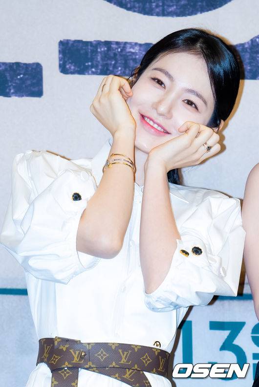 [OSEN=민경훈 기자] 11일 오후 서울 구로구 신도림동 더링크서울 호텔에서 JTBC 새 토일드라마 '백번의 추억' 제작발표회가 열렸다.오는&nbsp;13일&nbsp;첫 방송되는&nbsp; '백번의 추억'(극본 양희승·김보람, 연출 김상호)은 100번 버스의 안내양 고영례(김다미 분)와 서종희(신예은 분)의 빛나는 우정,&nbsp;그리고 두 친구의 운명적 남자 한재필(허남준 분)을 둘러싼 애틋한 첫사랑을 그린 뉴트로 청춘 멜로 드라마다배우 신예은이 포토타임을 갖고 있다. 2025.09.11 /rumi@osen.co.kr