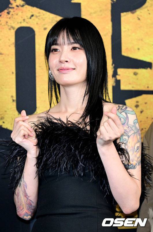 [OSEN=최규한 기자] 11일 오전 서울 상암동 스탠포드호텔에서 웨이브(Wavve)&nbsp;오리지널 예능&nbsp;‘여왕벌 게임’ 제작발표회가 열렸다.예능 ‘여왕벌 게임’은 여왕벌&nbsp;6인이 지배하는 세계관 속에서&nbsp;여성 리더&nbsp;1인과 남성 팀원&nbsp;3인이 팀을 이뤄 상금을 놓고 경쟁하는 계급 생존 리얼리티 프로그램이다.&nbsp;6개 팀을 이끄는 리더 모니카,&nbsp;장은실,&nbsp;정혜인,&nbsp;서현숙,&nbsp;신지은,&nbsp;구슬과 18인의 남성 출연진들이 시청자들을 만난다.안무가 모니카가 포토타임을 하고 있다. 2024.09.11 / dreamer@osen.co.kr