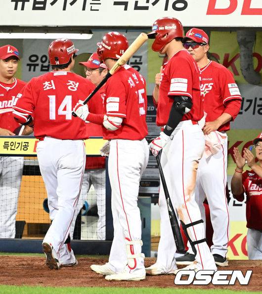 [OSEN=대구, 이대선 기자] 11일 오후 대구 삼성라이온즈파크에서 2025 신한 SOL Bank KBO리그 삼성 라이온즈와 SSG 랜더스의 경기가 열렸다.삼성은 후라도, SSG은 화이트를 선발 투수로 내세웠다.9회초 1사에서 SSG 최정이 좌월 솔로 홈런을 치고 이숭용 감독의 축하를 받고 있다. 2025.09.11 /sunday@osen.co.kr